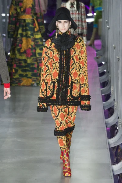 Look 15